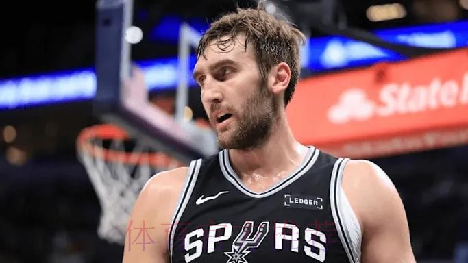 科内特替补出战23分钟，4中3得到6分12篮板，其中5个前场板