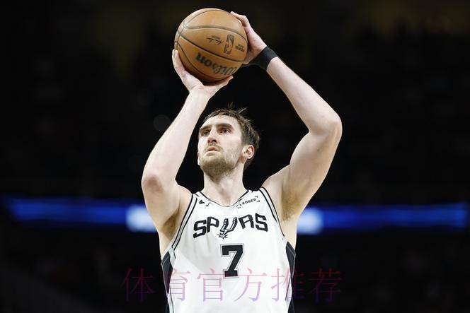 科内特替补出战23分钟，4中3得到6分12篮板，其中5个前场板